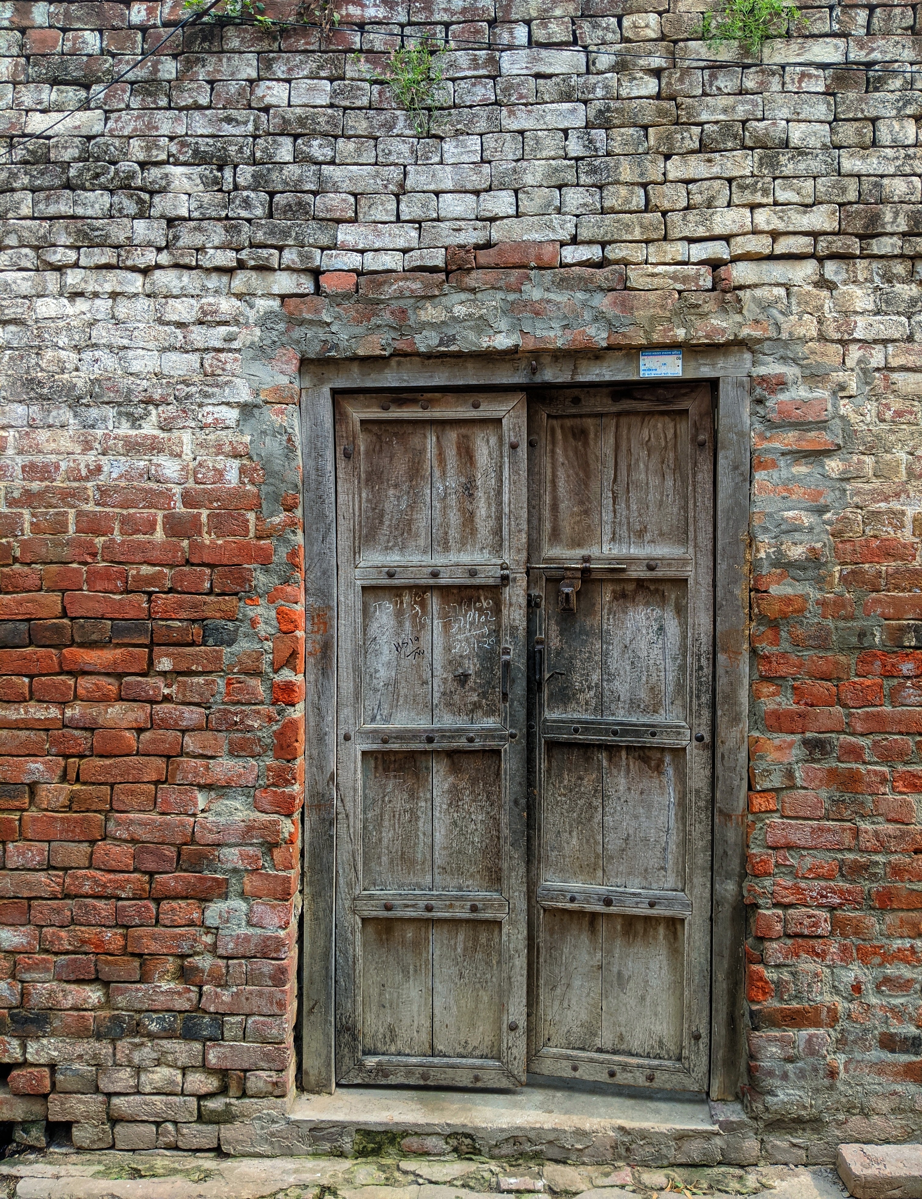 alte Holztür in Steinmauer