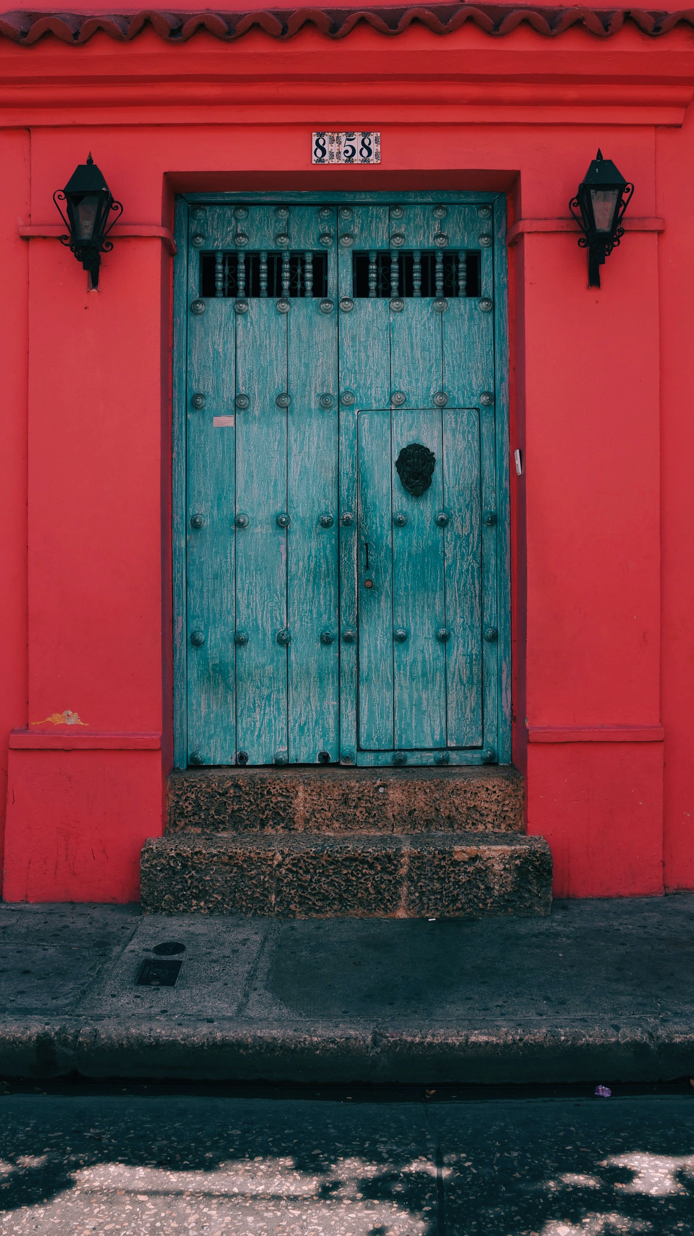 blaue Tür in roter Wand